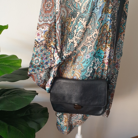 Joan Weisz Handbags - Vintage Joan Weisz black leather crossbody